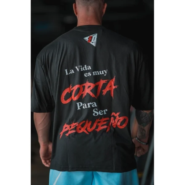 CAMISETA OVERSIZE "LA VIDA ES MUY CORTA PARA SER PEQUEÑO" NEGRA
